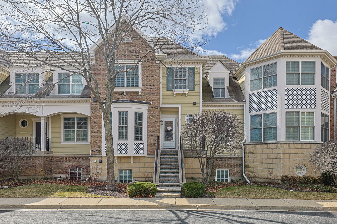 1909 Lynn Circle , Libertyville, IL 60048 Main Photo