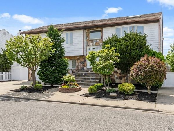 809 Canal Street, Lindenhurst, NY 11757