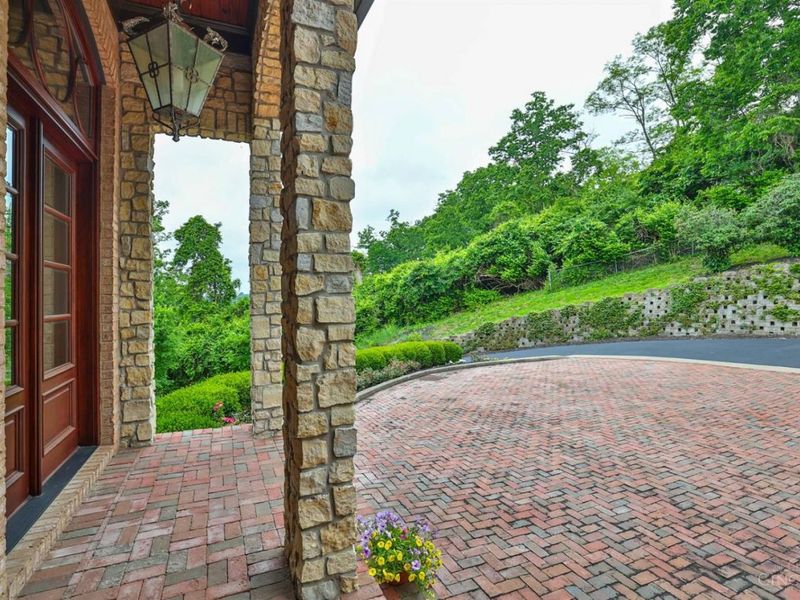 5112 Shattuc Avenue, Cincinnati, OH 45208 Photo 3