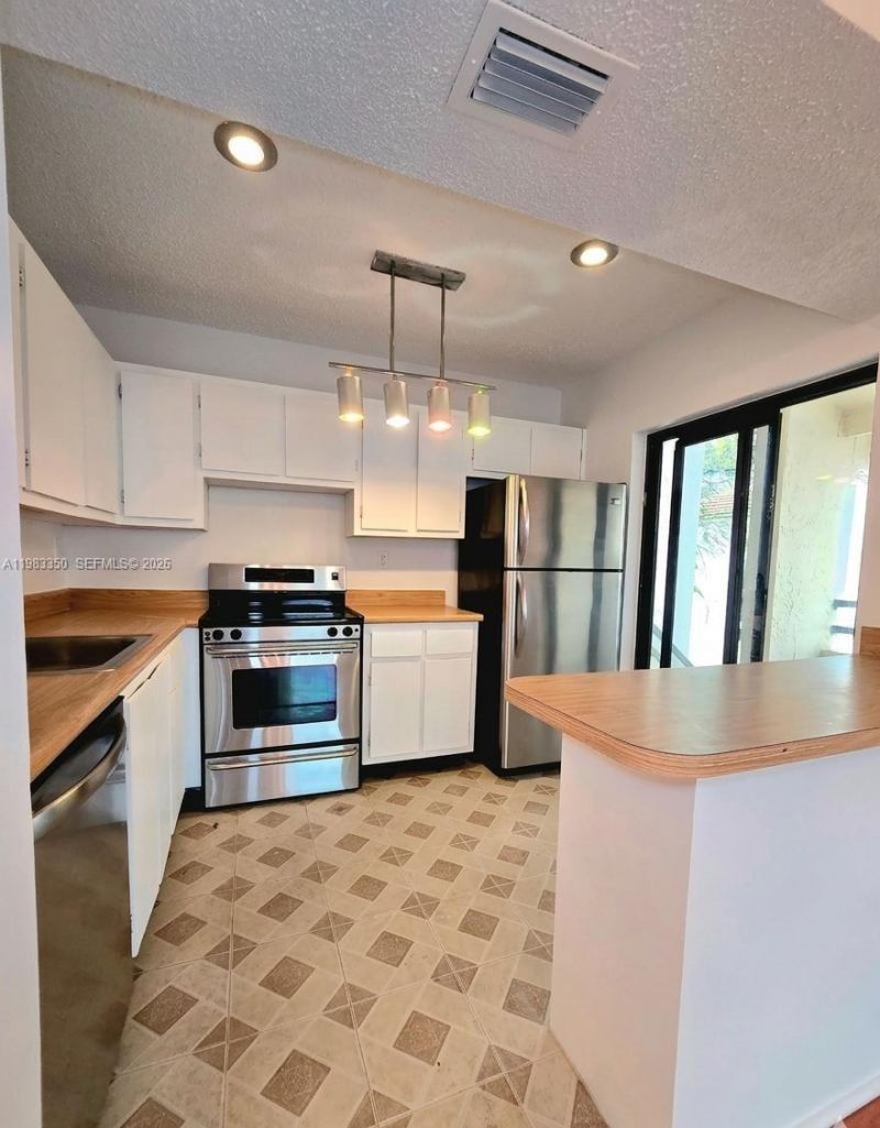 20130 NE 3rd Ct , Unit 6, Miami, FL 33179 Photo