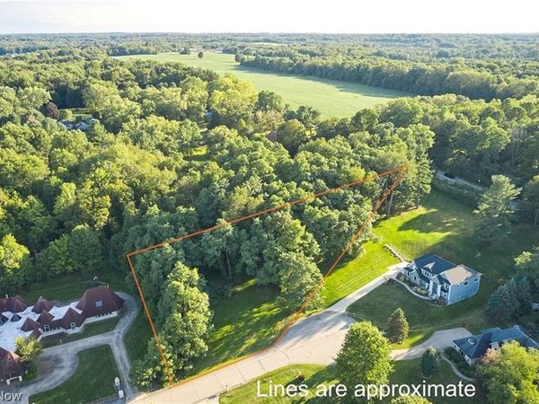 4872 Autumn Leaves Drive, Akron, OH 44333