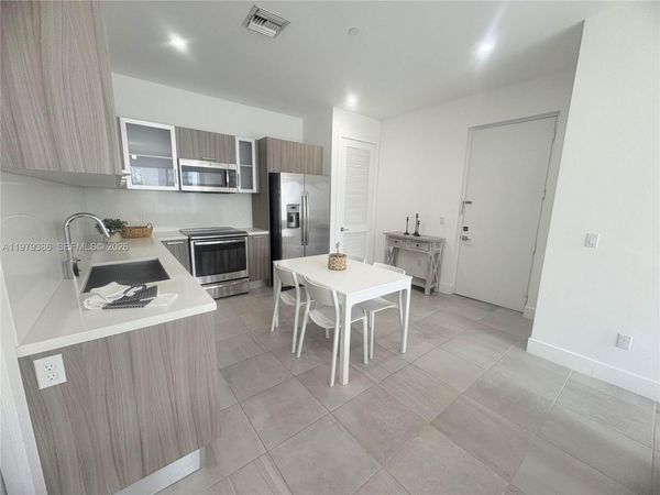 1045 NE 18th Ave, Unit 304, Fort Lauderdale, FL 33304