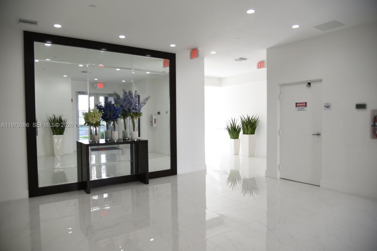 1045 NE 18th Ave, Unit 304, Fort Lauderdale, FL 33304 Photo