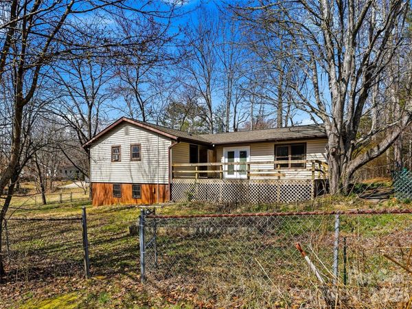 7 Nelson Road, Hendersonville, NC 28791