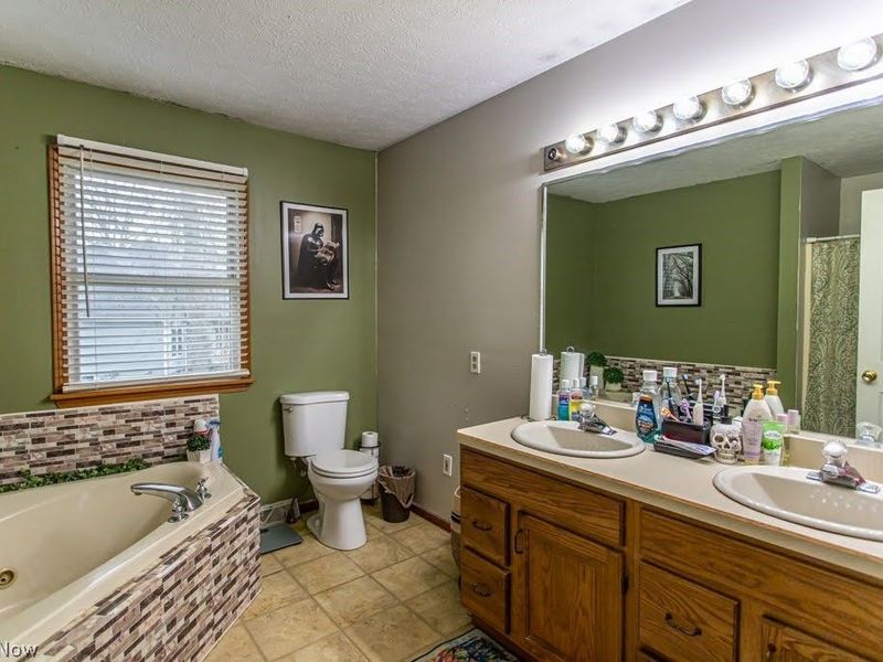 2218 Crestmont Drive, Girard, OH 44420 Photo 27