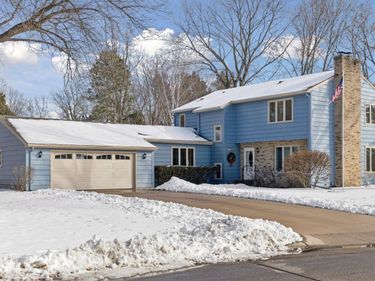 972 Lydia Drive W, Roseville, MN 55113