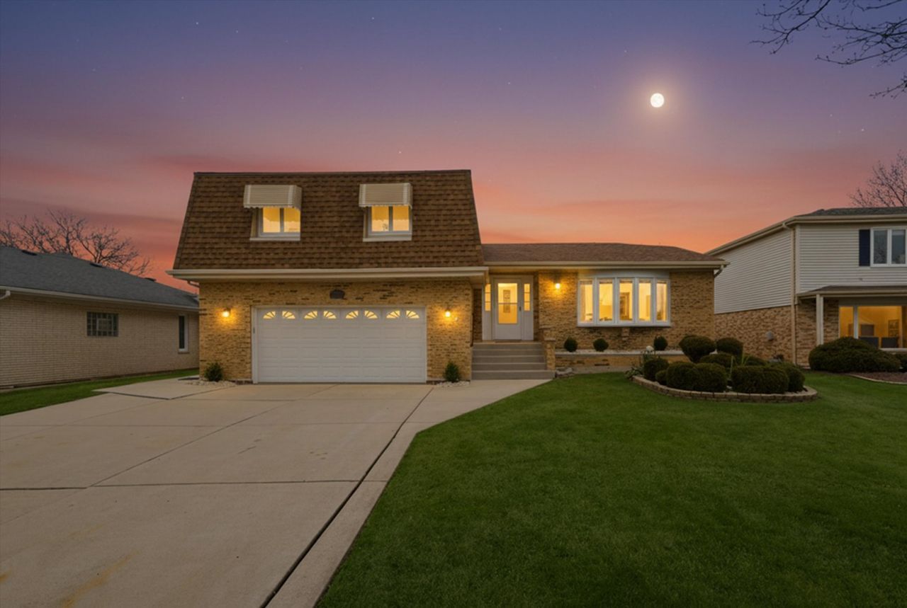 707 S Noah Terrace, Mount Prospect, IL 60056 Main Photo