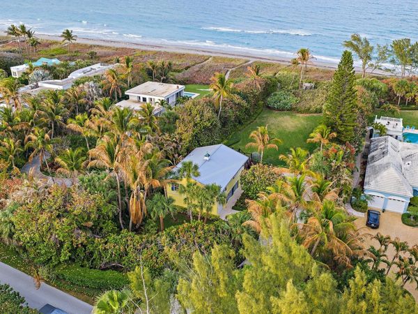 31 N Beach Road, Jupiter Island, FL 33455