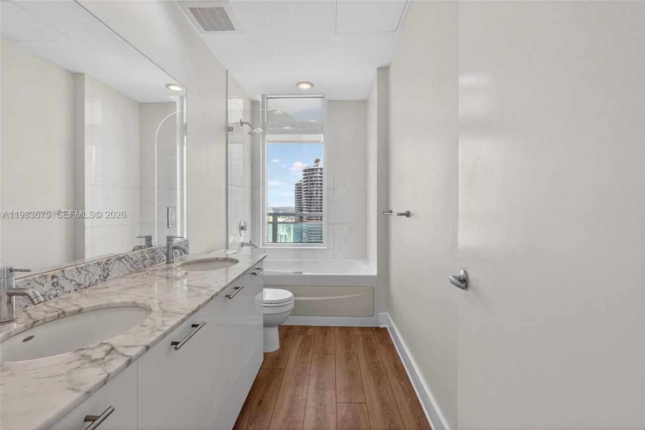 950 Brickell Bay Dr, Unit 4100, Miami, FL 33131 Photo