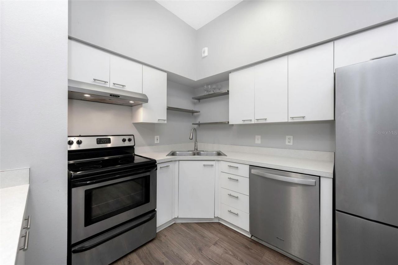 701 Mirror Lake Dr N Drive N, Unit 118, Saint Petersburg, FL 33701 Photo