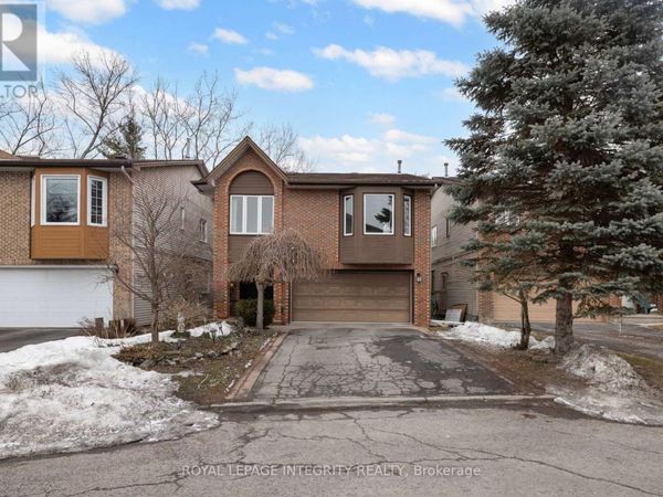 4 Hackett Street , Ottawa, ON K1V0P8