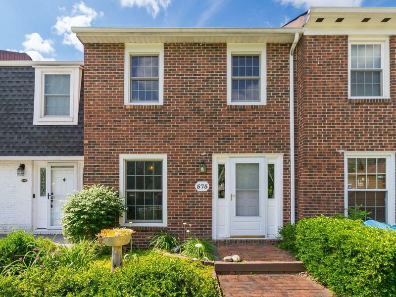 575 Dlyn Street, Columbus, OH 43228 Photo 1
