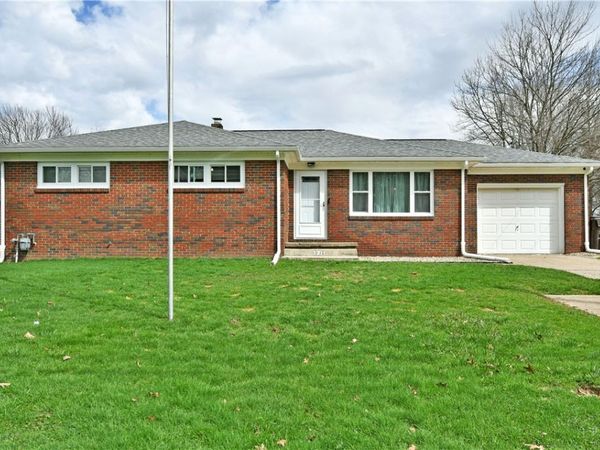 1211 Brentwood Dr, Greenville, PA 16125