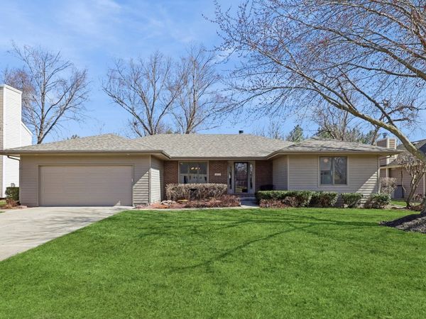 5877 S Winwood Drive, Johnston, IA 50131