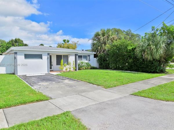 104 SW 7th St , Hallandale Beach, FL 33009