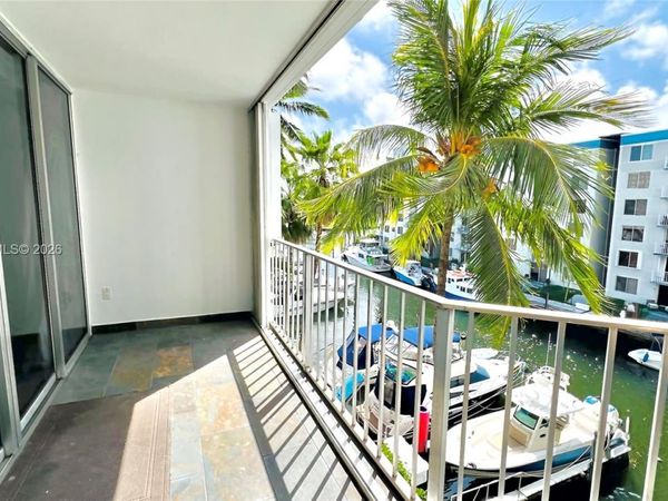 1700 NW N River Dr , Unit 404, Miami, FL 33125