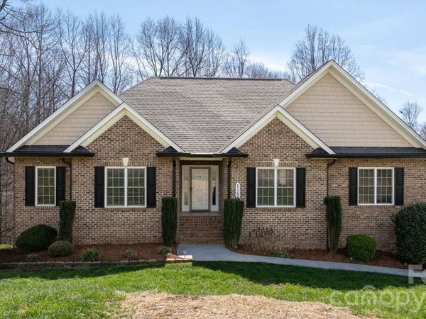 1158 Waterford Drive , Hickory, NC 28602