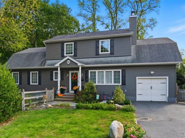 1 Hillcrest Place , Locust Valley, NY 11560