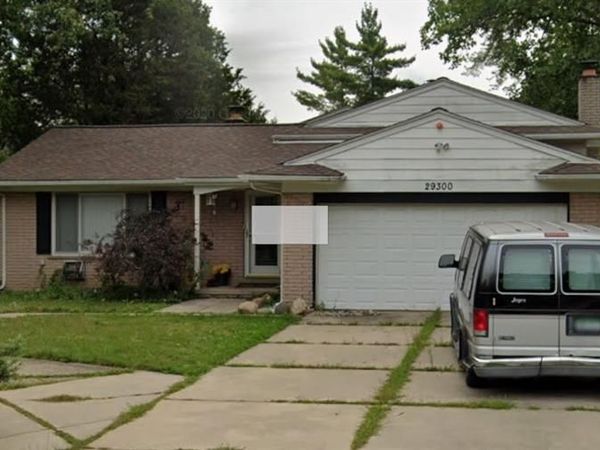 29300 Kensington Court, Southfield, MI 48076