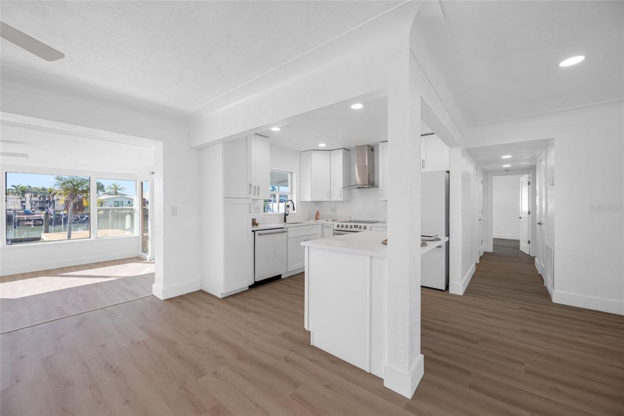 7930 Causeway Boulevard S, Saint Petersburg, FL 33707 Photo