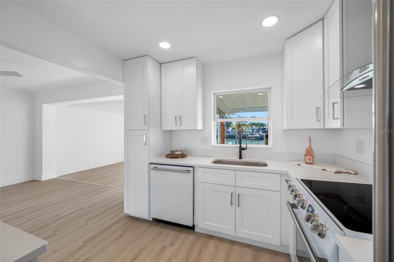 7930 Causeway Boulevard S, Saint Petersburg, FL 33707 Photo