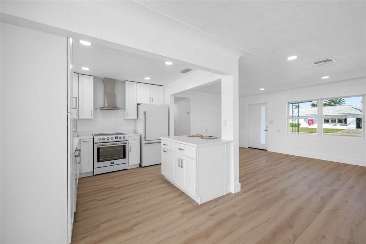 7930 Causeway Boulevard S, Saint Petersburg, FL 33707 Photo