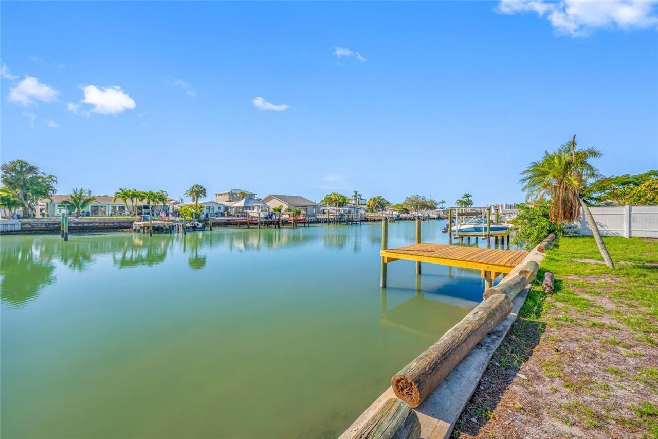 7930 Causeway Boulevard S, Saint Petersburg, FL 33707 Photo