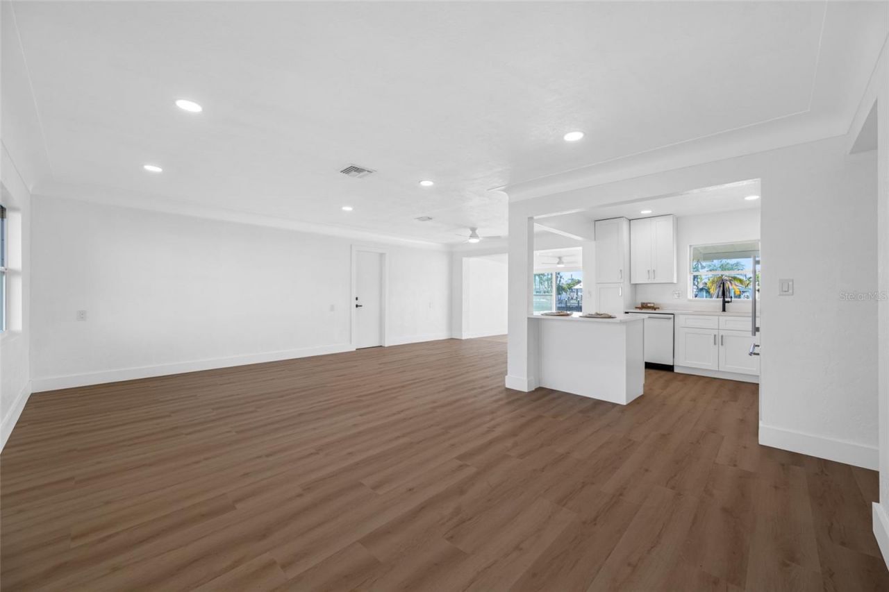 7930 Causeway Boulevard S, Saint Petersburg, FL 33707 Photo