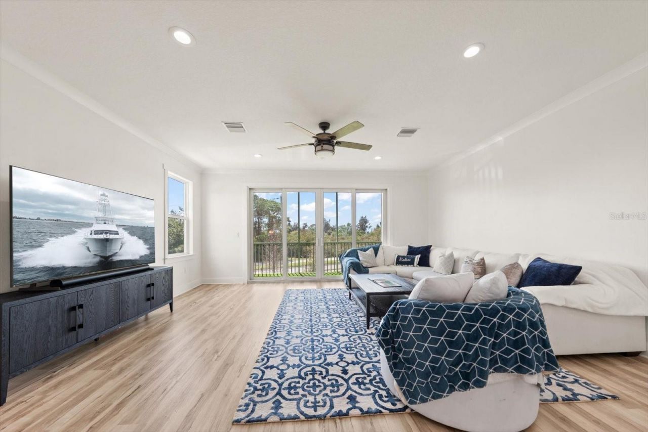 1297 Savona Drive Ne, Saint Petersburg, FL 33702 Main Photo