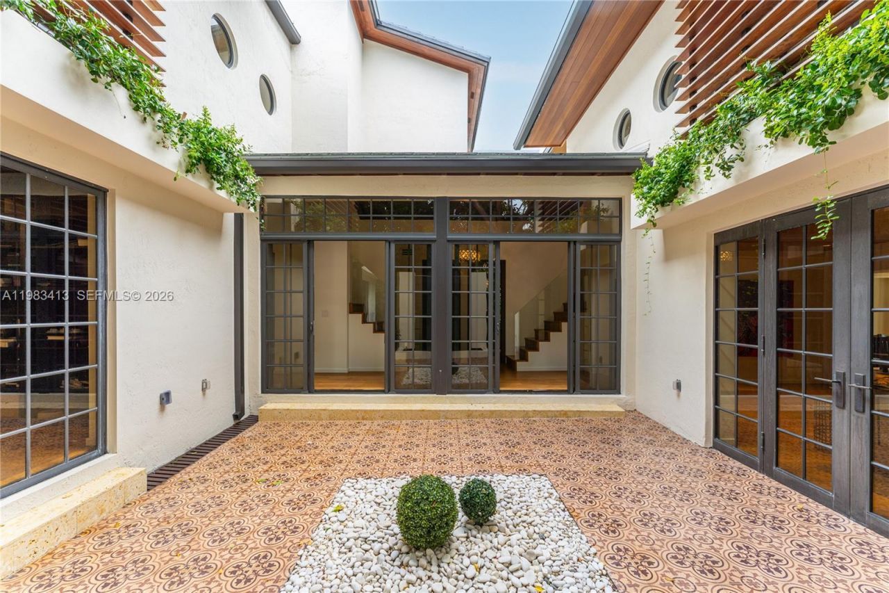 1277 N Venetian Way, Miami, FL 33139 Photo