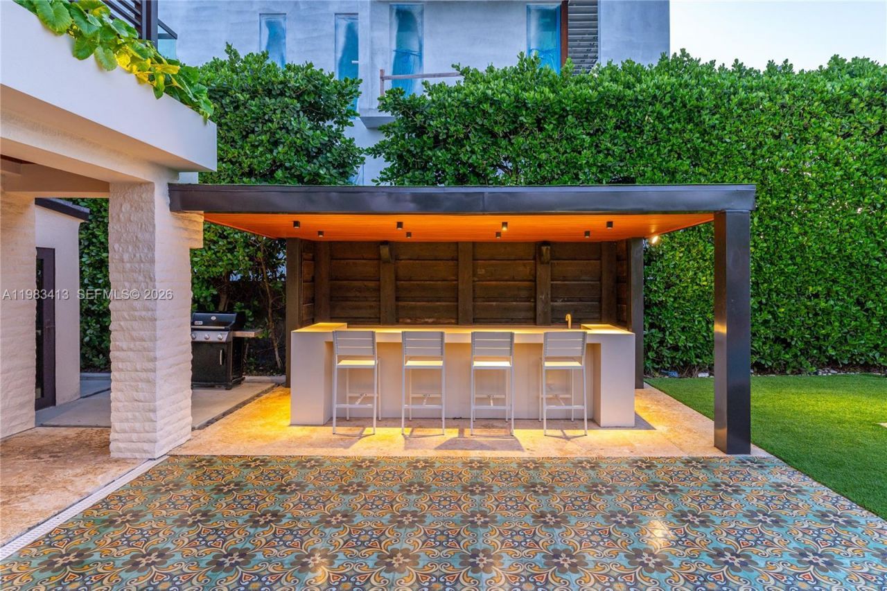 1277 N Venetian Way, Miami, FL 33139 Photo