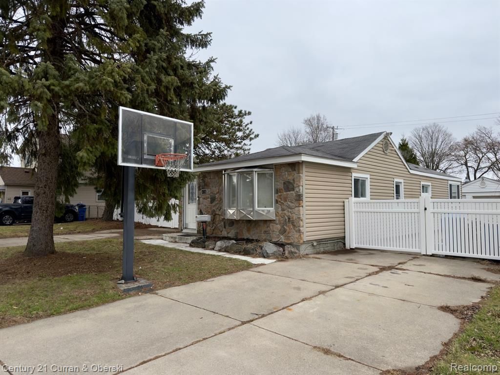 8320 Robindale Avenue , Dearborn Heights, MI 48127 Main Photo