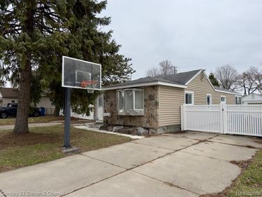 8320 Robindale Avenue , Dearborn Heights, MI 48127