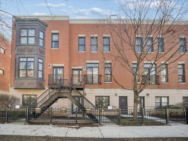 943 W College Parkway, Chicago, IL 60608