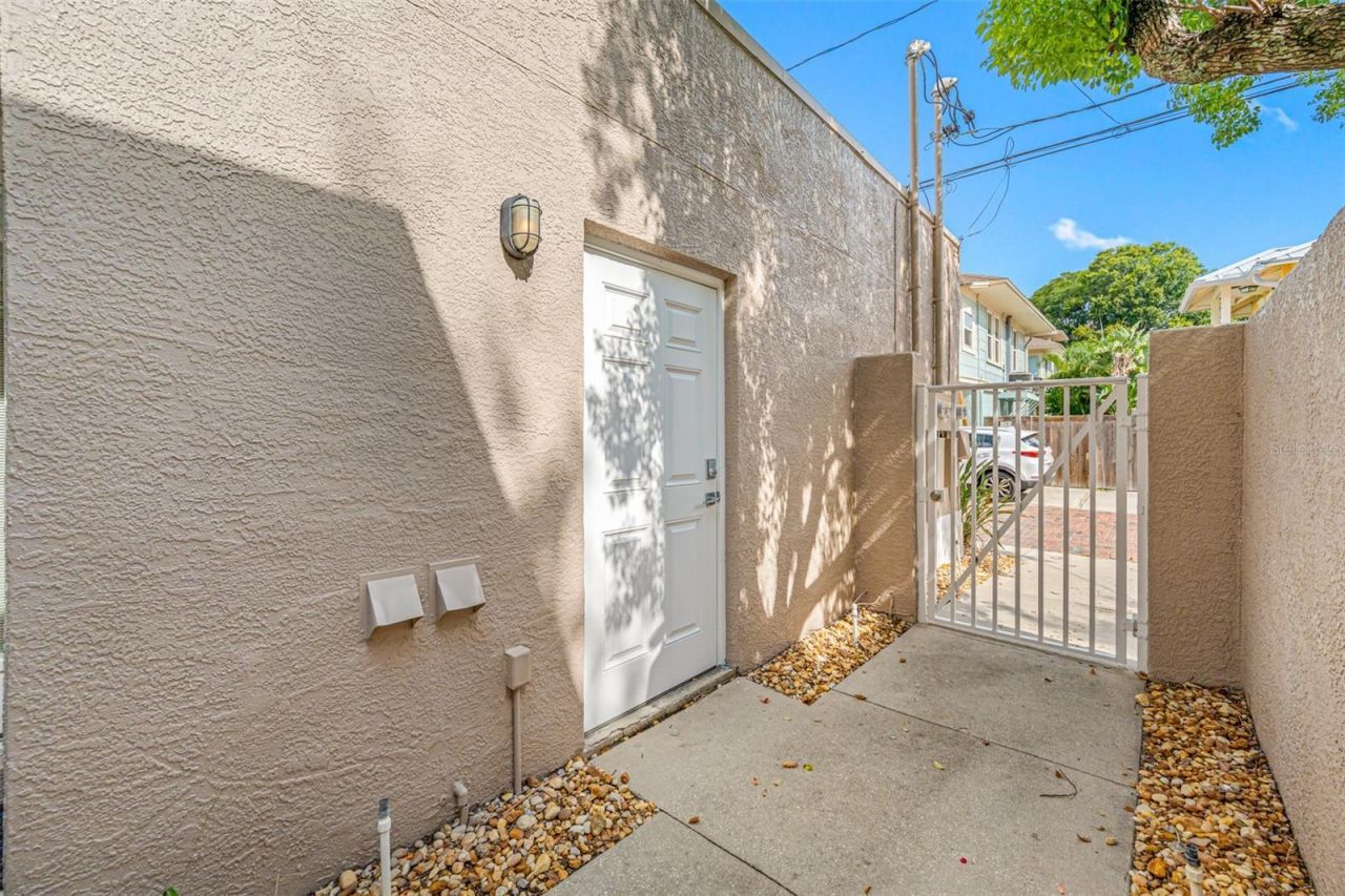 237 7th Avenue N, Unit 2, Saint Petersburg, FL 33701 Photo