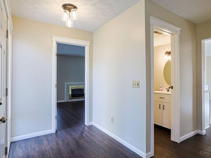 18 Oakwood Court, Springdale, OH 45246 Photo 4