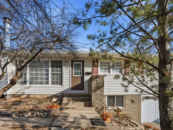 1006 Hillside Drive , Bettendorf, IA 52722