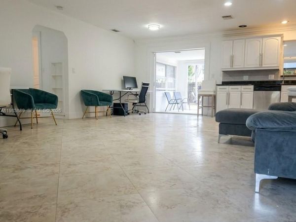 804 NE 2nd St, Hallandale Beach, FL 33009