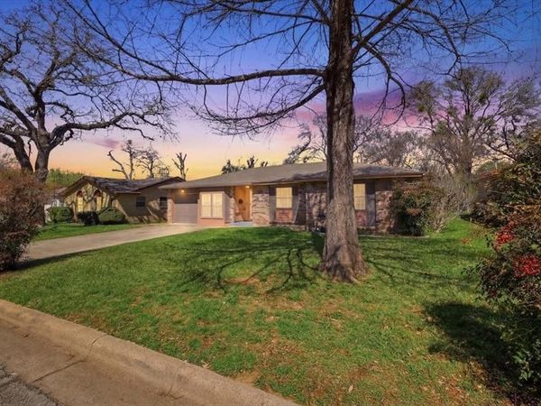 800 Brownstone Street, Euless, TX 76039