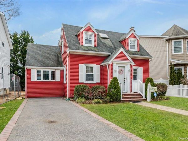 3978 William Street , Seaford, NY 11783