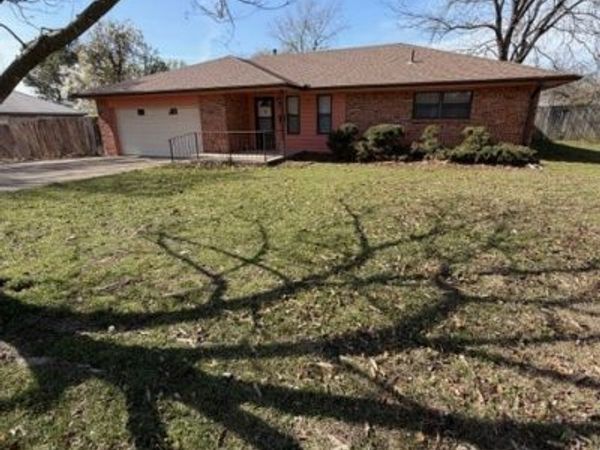 524 N Kelker Street , Holdenville, OK 74848