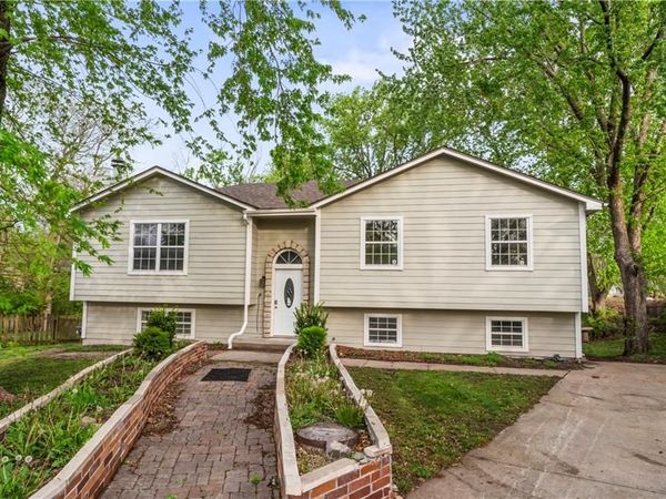 318 SE Bent Tree Drive, Blue Springs, MO 64014