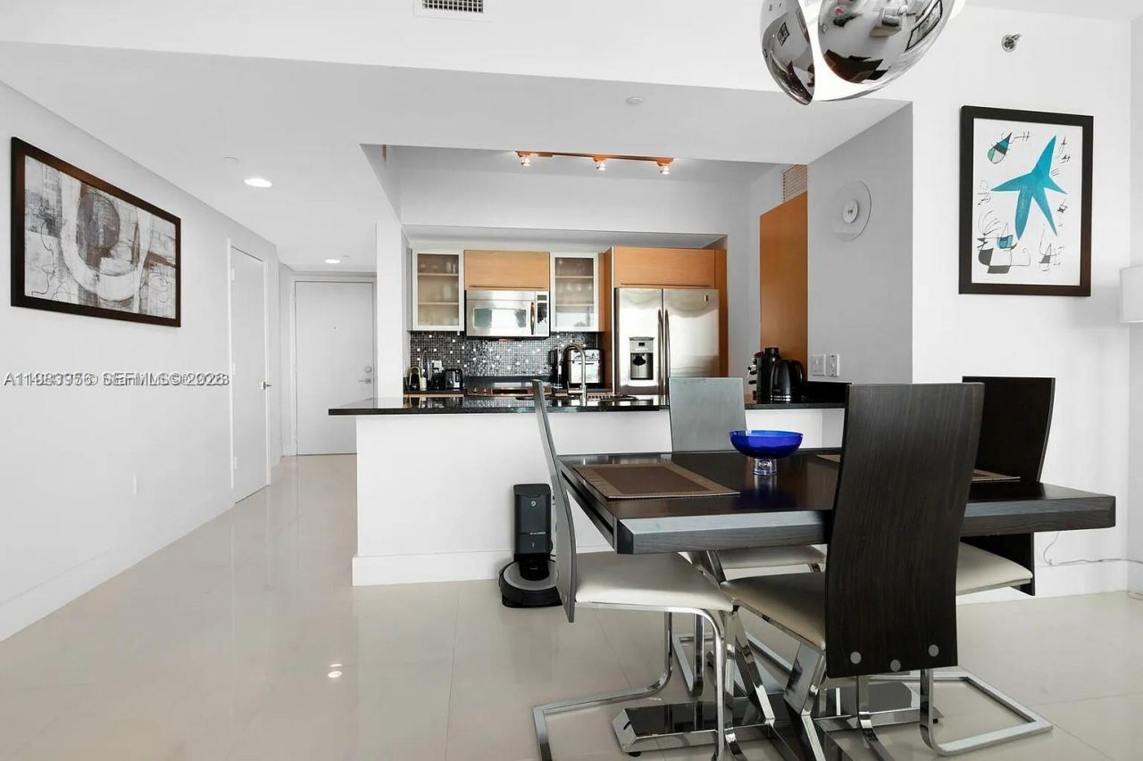 950 Brickell Bay Dr, Unit 3710, Miami, FL 33131 Photo