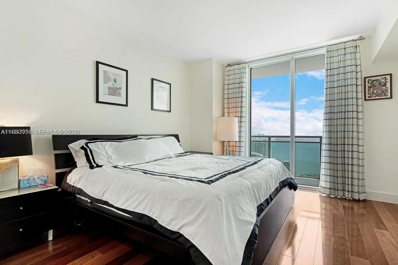 950 Brickell Bay Dr, Unit 3710, Miami, FL 33131 Photo