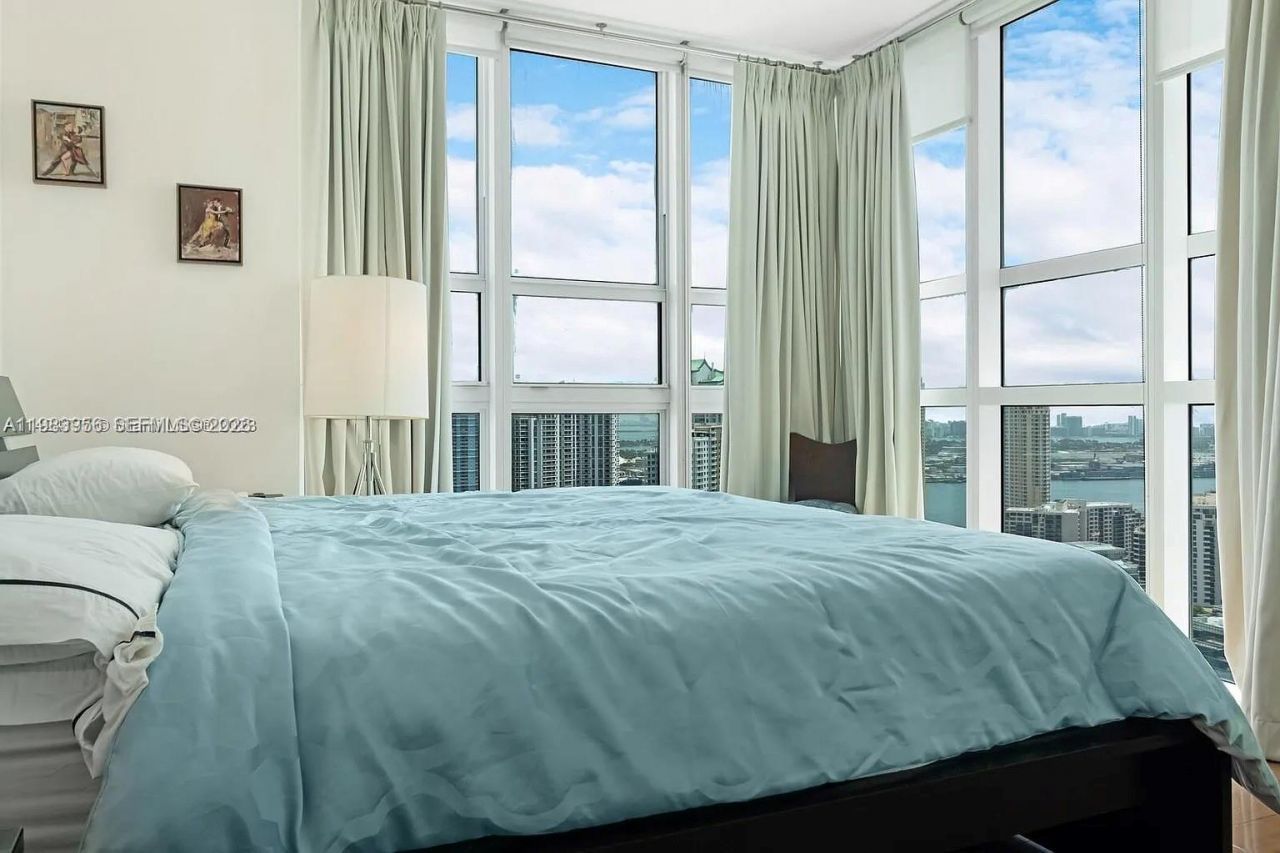 950 Brickell Bay Dr, Unit 3710, Miami, FL 33131 Photo