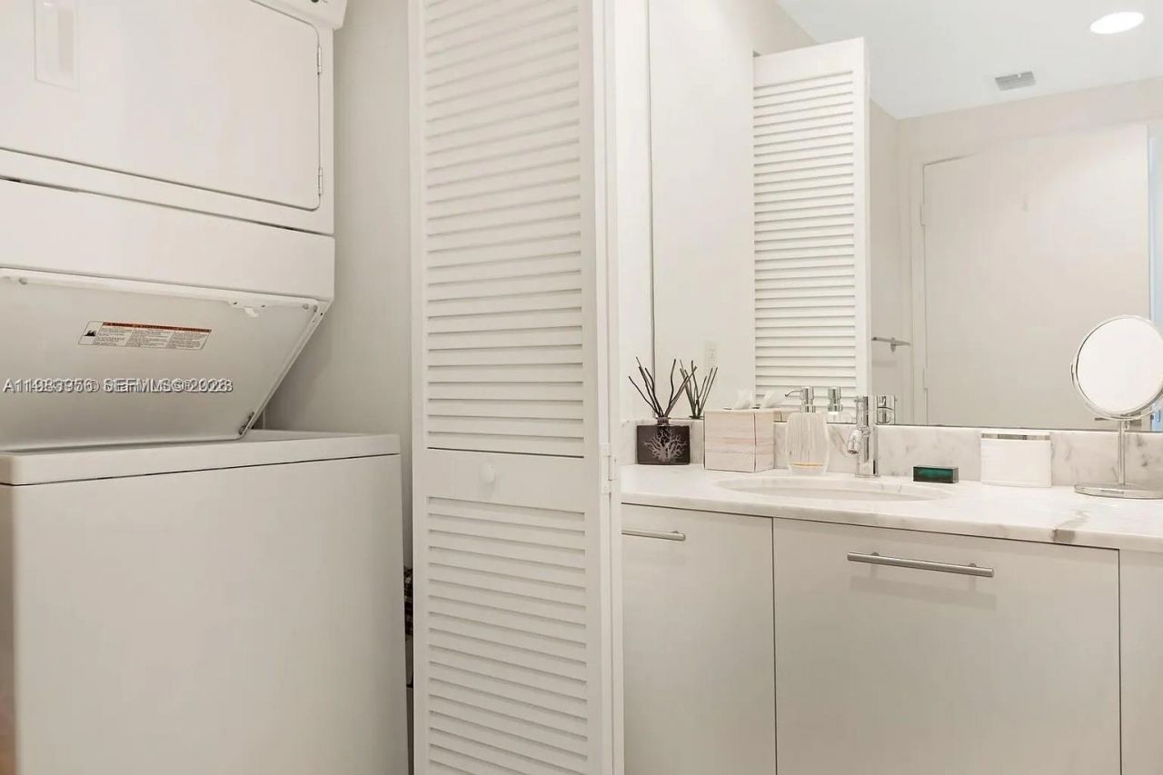 950 Brickell Bay Dr, Unit 3710, Miami, FL 33131 Photo