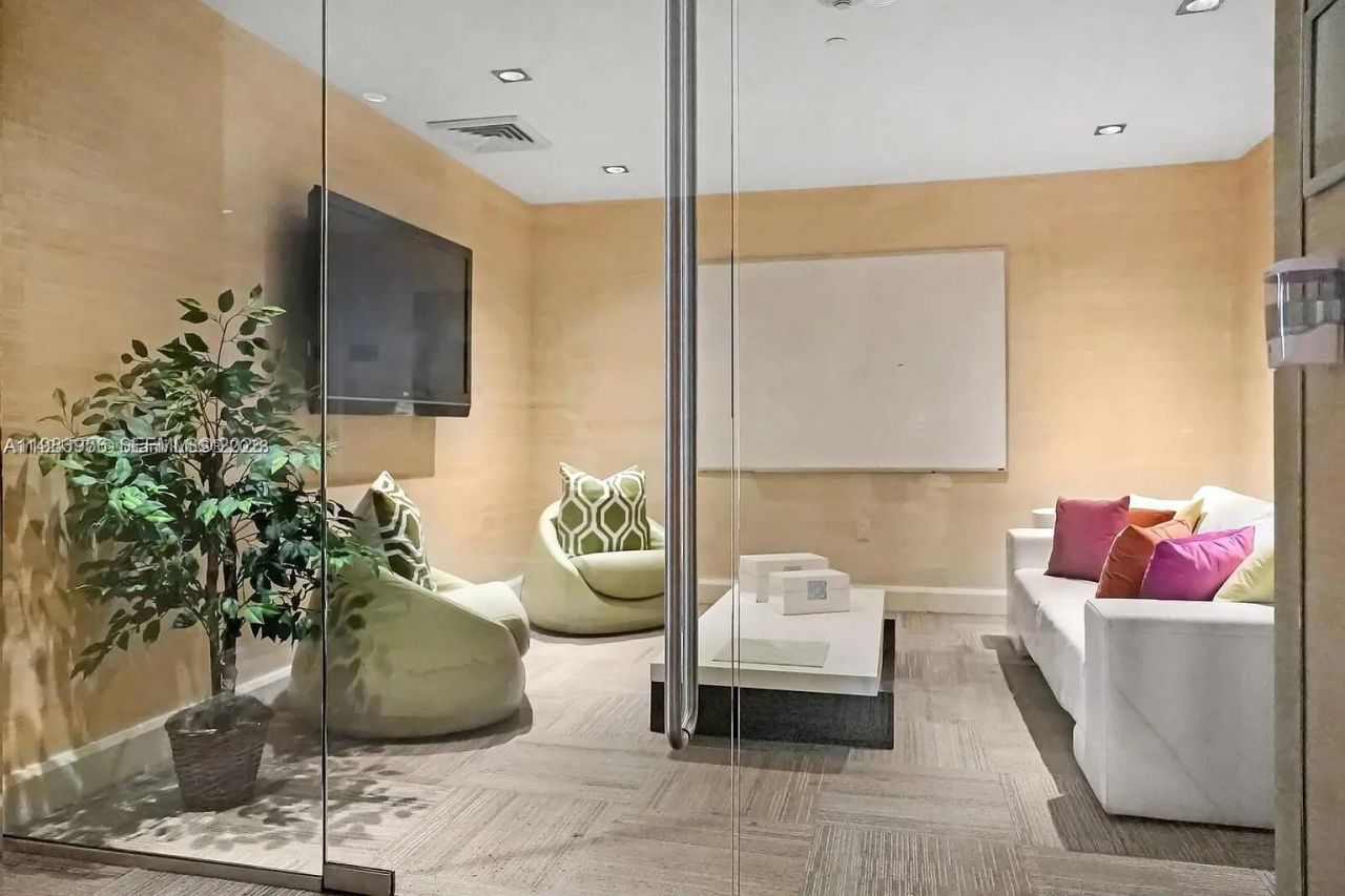 950 Brickell Bay Dr, Unit 3710, Miami, FL 33131 Photo