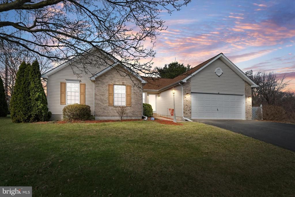 203 N Barrington Court, Newark, DE 19702 Main Photo