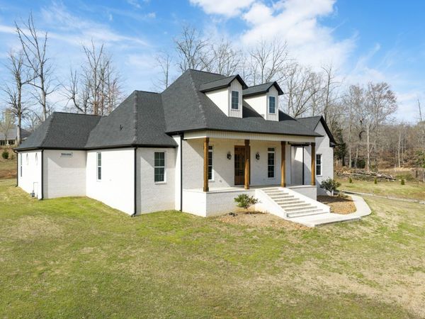 530 Oak Pointe Dr , Lexington, TN 38351