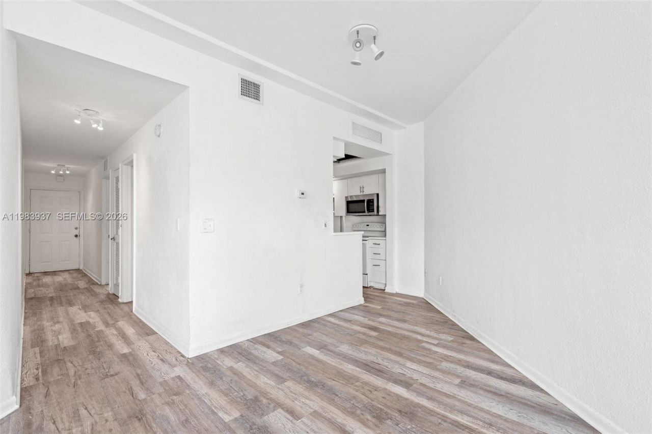 1185 Marseille Dr , Unit 202, Miami Beach, FL 33141 Photo